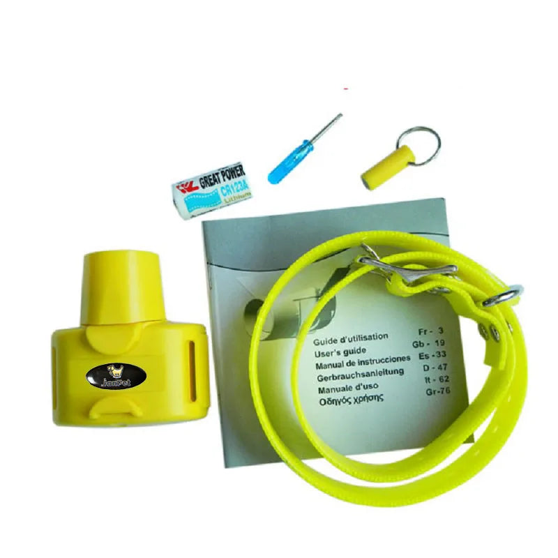 Contenu du kit collier beeper jaune avec collier, boîtier, pile et notice sur fond blanc.