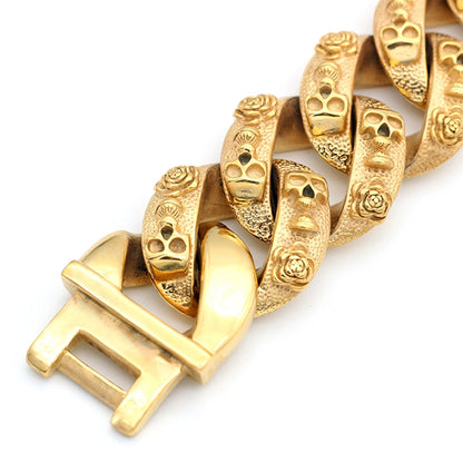 Zoom sur le détail de l’attache d’un collier chaîne doré pour grand chien.