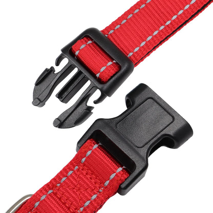 Détail de la boucle noire d’un collier rouge réfléchissant pour chien sur fond clair.
