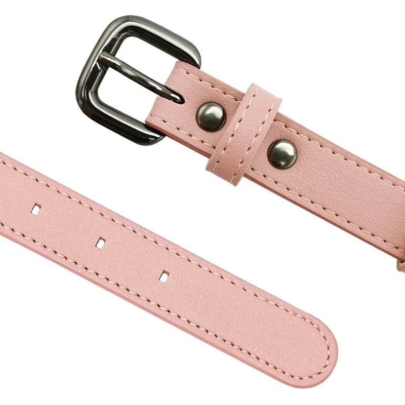 Gros plan sur la boucle et les finitions d’un collier fin en cuir rose pour chien.