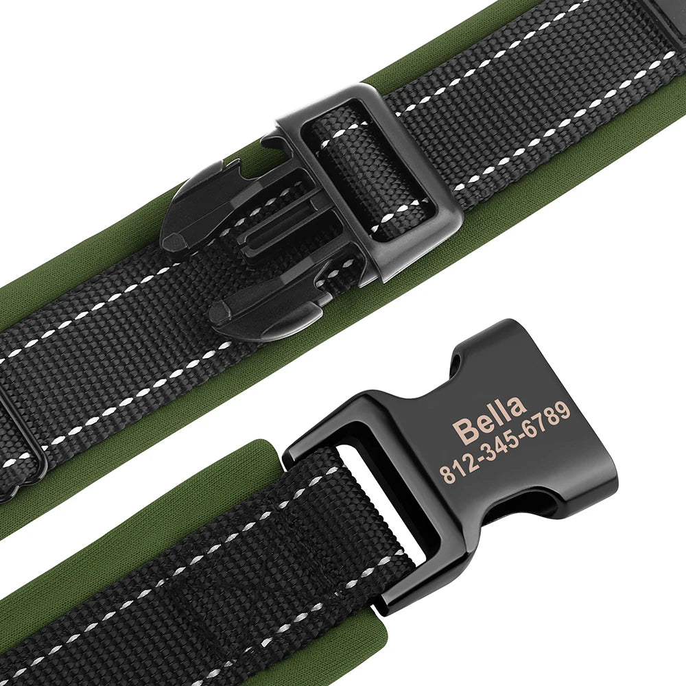 Détail de la boucle gravée d’un collier vert personnalisé pour chien.