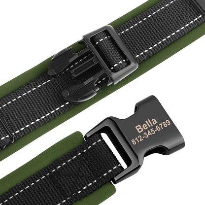 Détail de la boucle gravée d’un collier vert personnalisé pour chien.