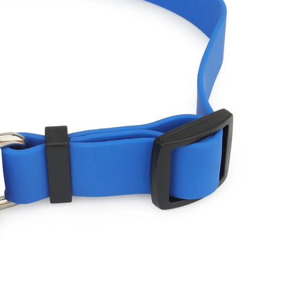 Zoom sur la boucle de réglage du collier d’entraînement pour chien en PVC imperméable bleu.