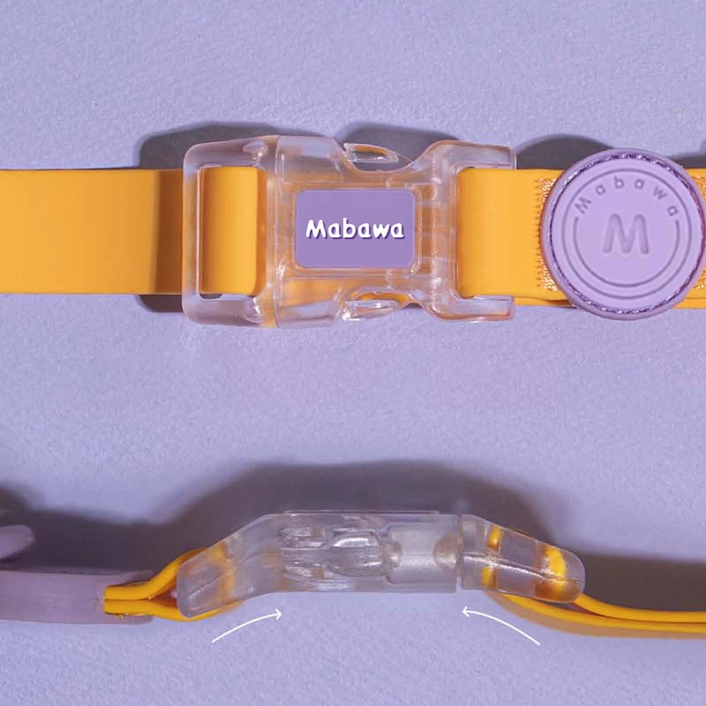Gros plan sur un collier chiot jaune avec boucle transparente et médaillon violet sur fond violet.