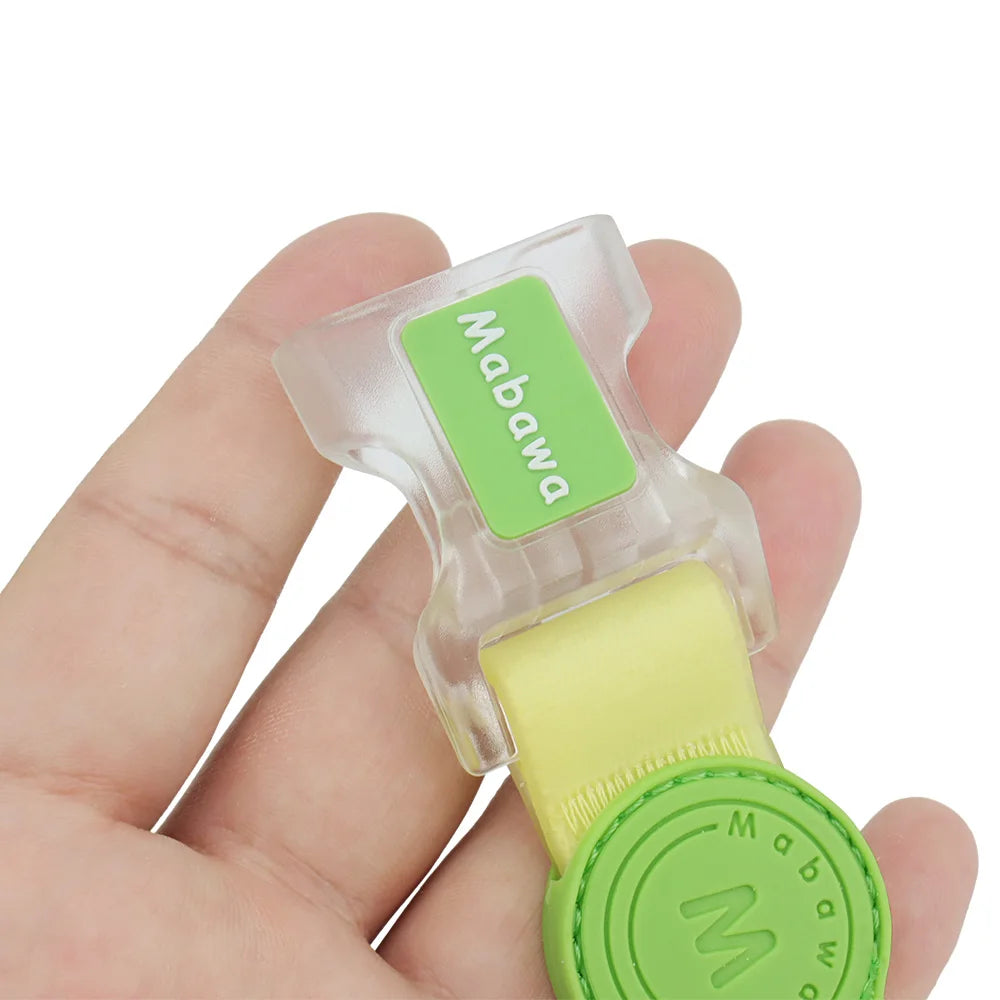 Gros plan sur la boucle transparente d’un collier pour chien jaune et vert.