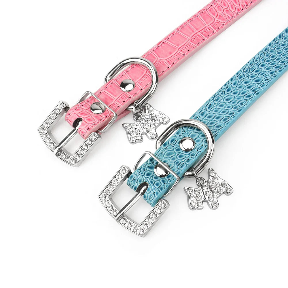 Détail des boucles et pendentifs des collier chien en coloris rose et bleu en cuir PU.