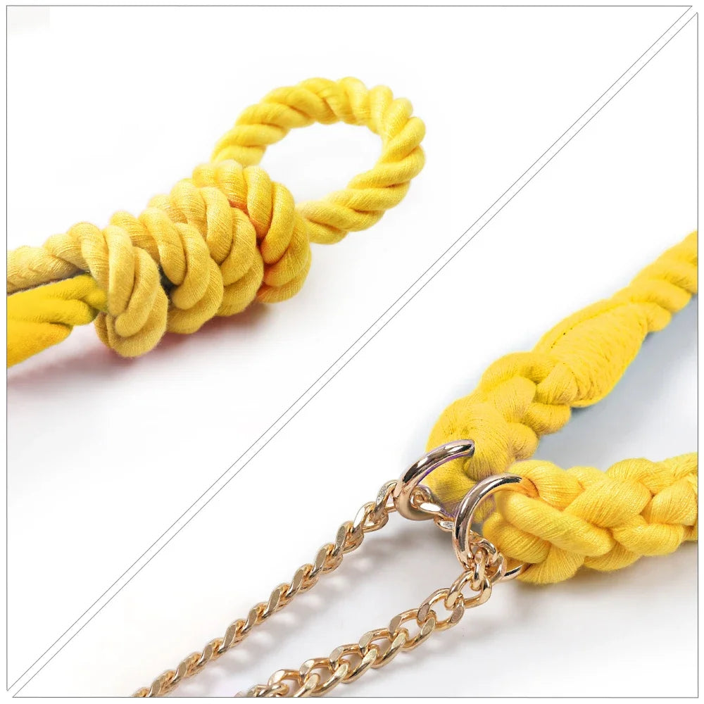 Gros plan sur les nœuds et la chaîne d’un collier pour chien en corde jaune sur fond blanc.