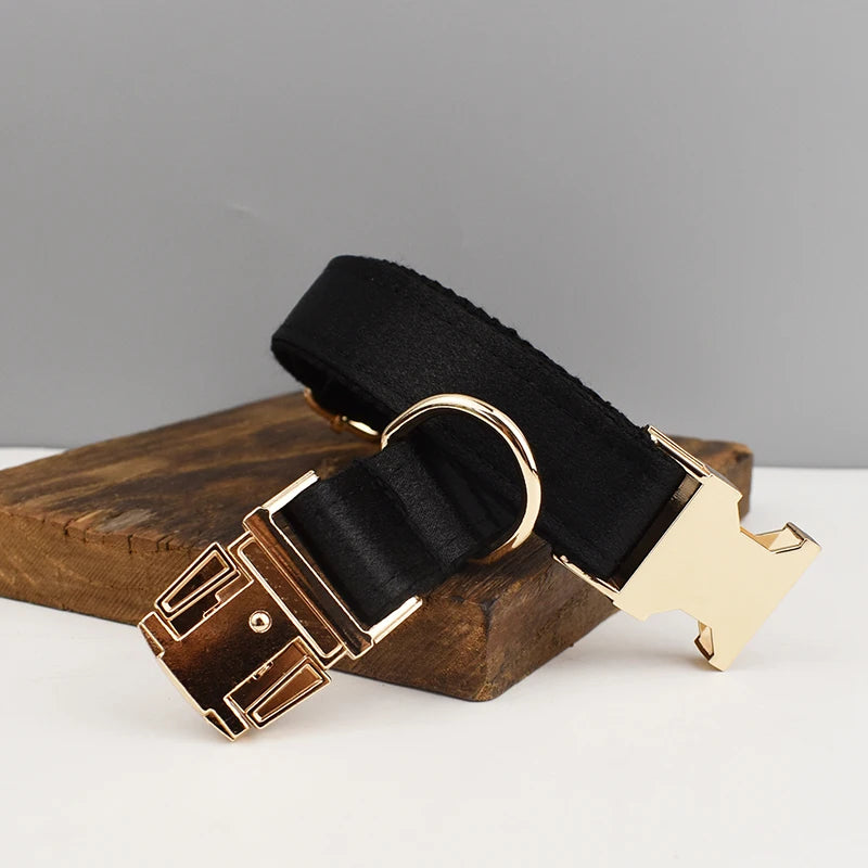 Gros plan sur les finitions du collier chien noir personnalisable présenté sur un support en bois.