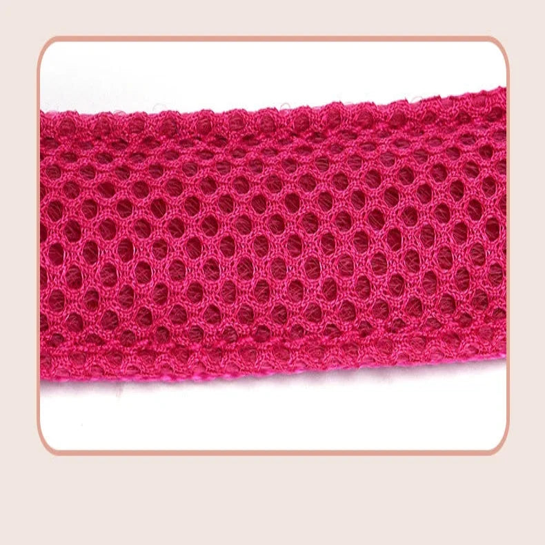 Gros plan sur la doublure en maille rose d’un collier pour chien.