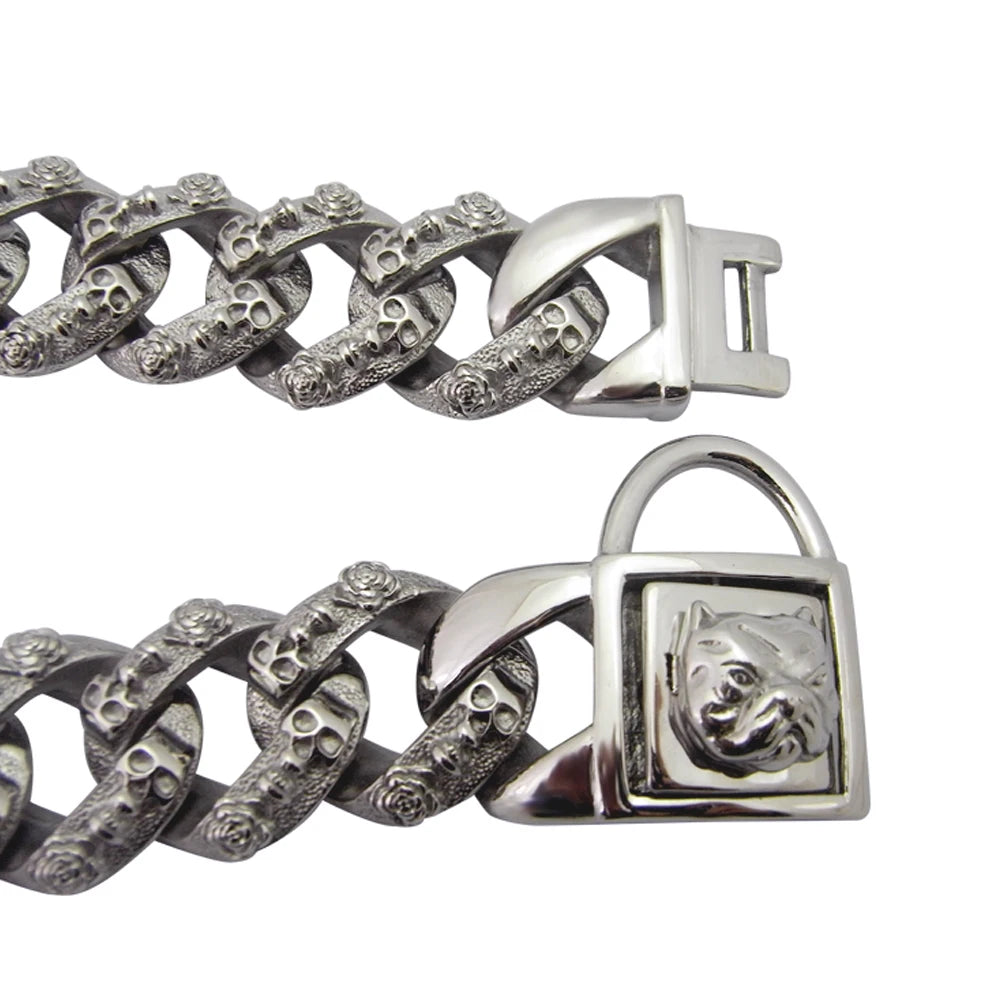 Détail du fermoir argenté avec tête de chien sur un collier chaîne pour grand chien sur fond blanc.