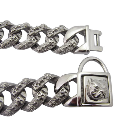 Détail du fermoir argenté avec tête de chien sur un collier chaîne pour grand chien sur fond blanc.