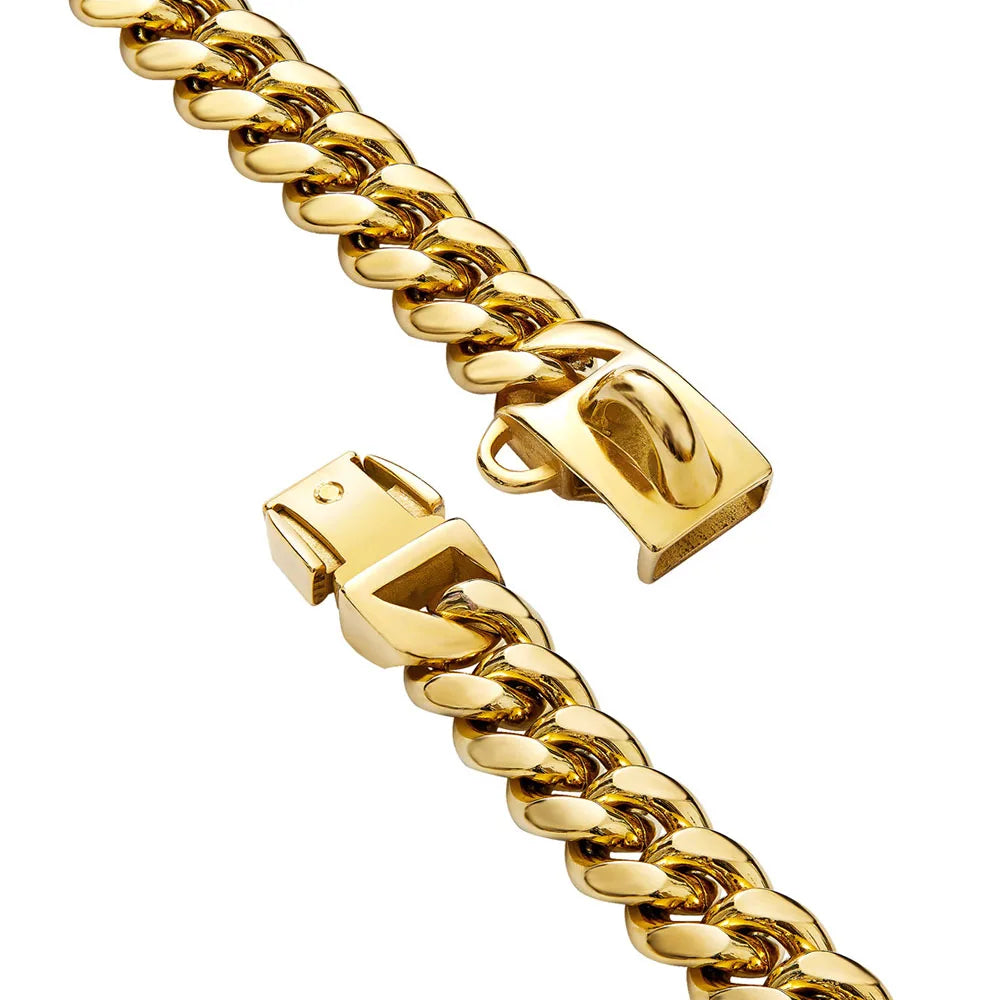 Gros plan sur le fermoir d’un collier chaîne doré pour chien sur fond clair.