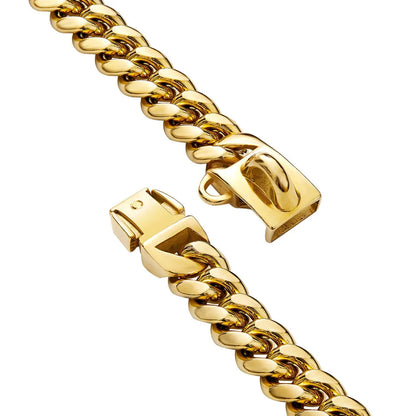 Gros plan sur le fermoir d’un collier chaîne doré pour chien sur fond clair.