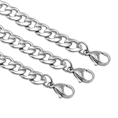 Gros plan sur les maillons et les fermoirs métalliques du collier chaîne pour petit chien.