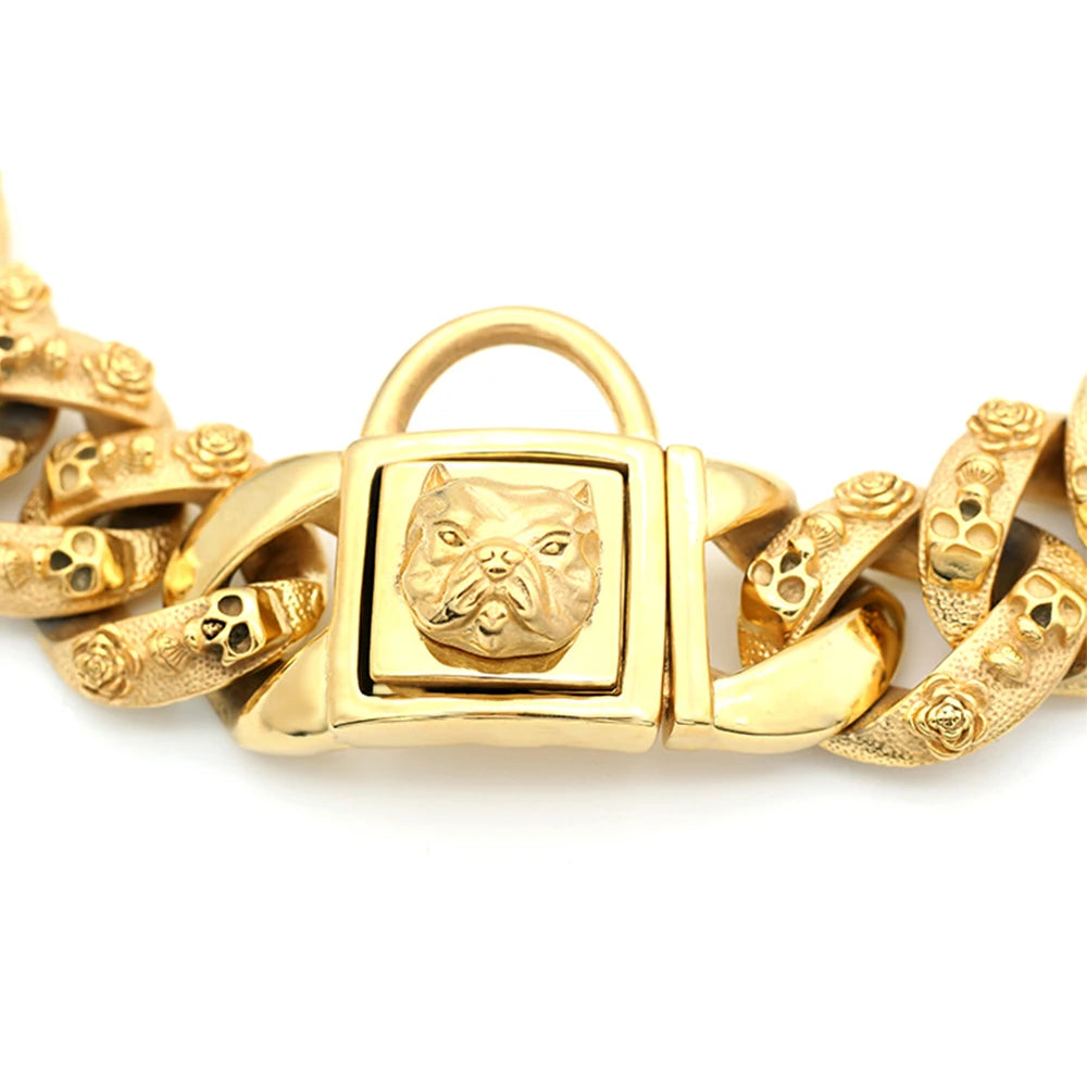 Gros plan sur le détail du fermoir doré avec tête de chien sur un collier chaîne pour grand chien, présenté sur fond blanc.