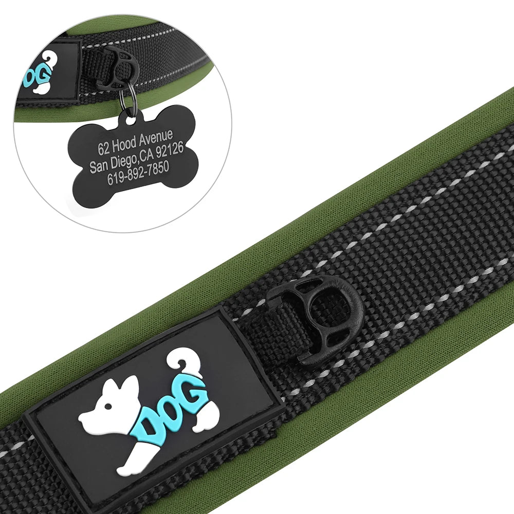 Vue rapprochée du logo et de l’anneau d’un collier réfléchissant vert.