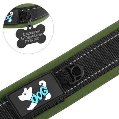 Vue rapprochée du logo et de l’anneau d’un collier réfléchissant vert.