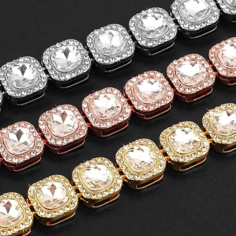 Gros plan sur les maillons à cristaux des colliers pour chien en doré, rose et argent.