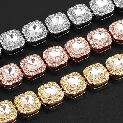 Gros plan sur les maillons à cristaux des colliers pour chien en doré, rose et argent.
