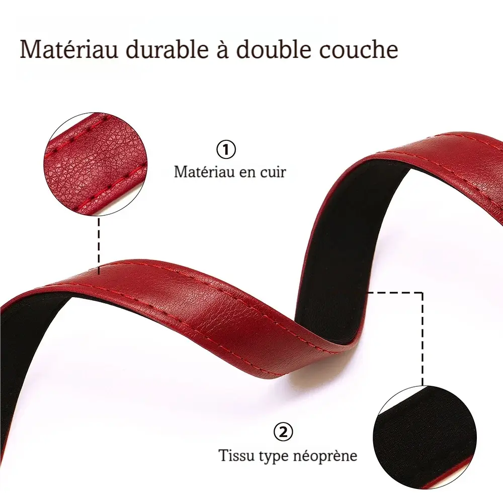 Détail de la matière double couche du collier et de la laisse pour chien en cuir PU sur un fond blanc.