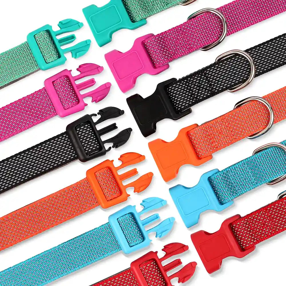 Détail des clips de fermeture sur plusieurs colliers réfléchissants pour chien.