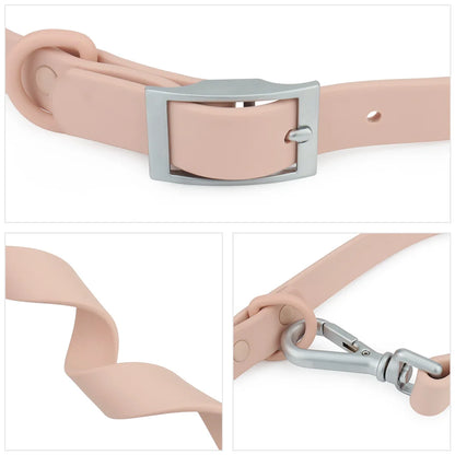Gros plan sur les détails de boucle, matière et mousqueton d’un collier laisse pour chien en PVC rose pâle.
