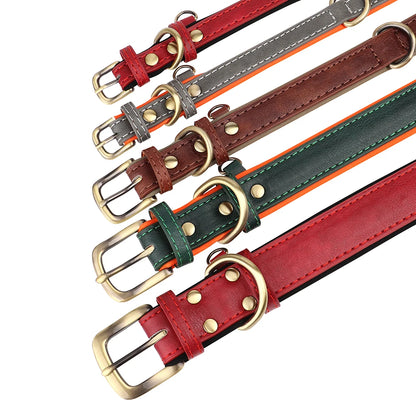 Vue détaillée de plusieurs colliers personnalisés en cuir PU avec boucles métalliques dorées. 