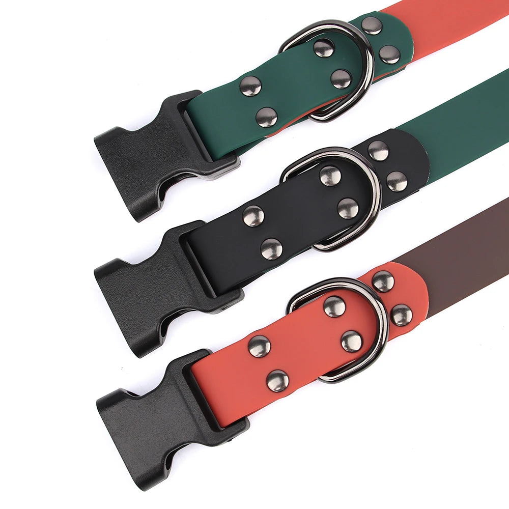 Détail de trois colliers de nage pour chien en PVC bicolore avec boucle clip noire