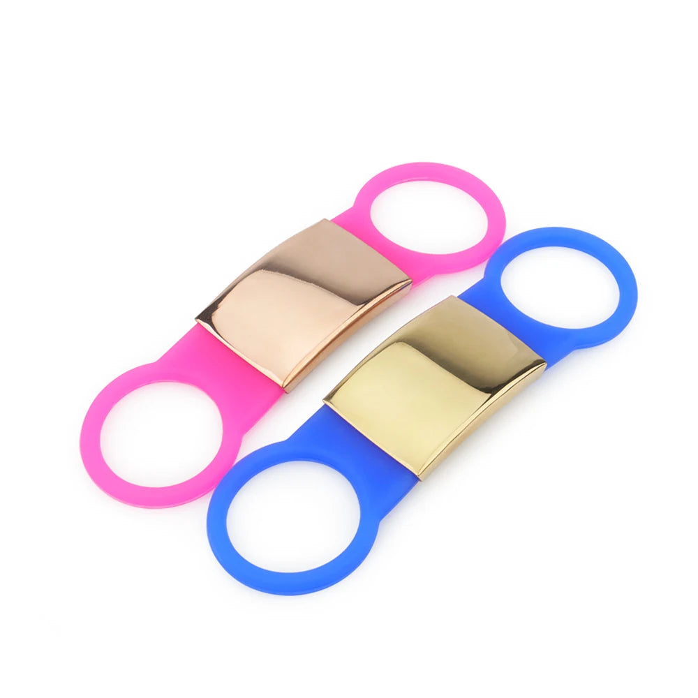Deux étiquettes pour collier de chien avec plaque centrale dorée et vierge sur fond clair.