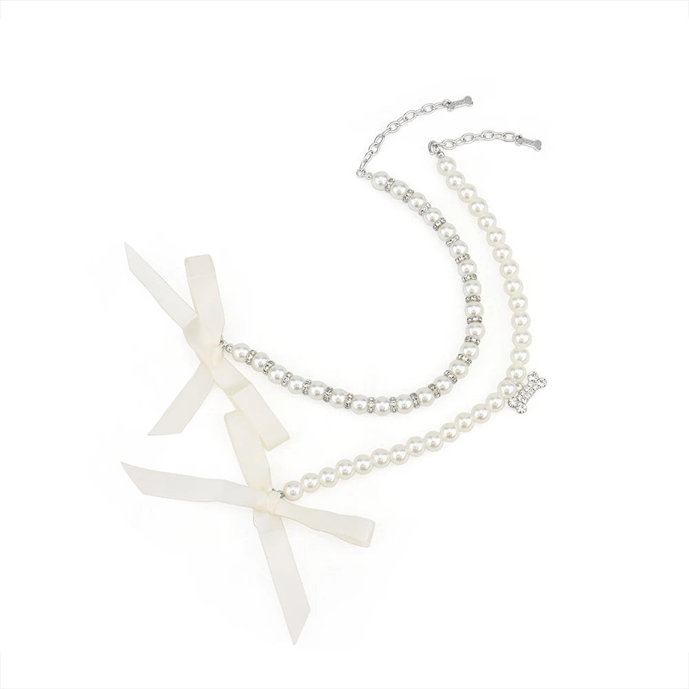 Visuel comparatif de deux styles de collier bijou pour chien en perles blanches.