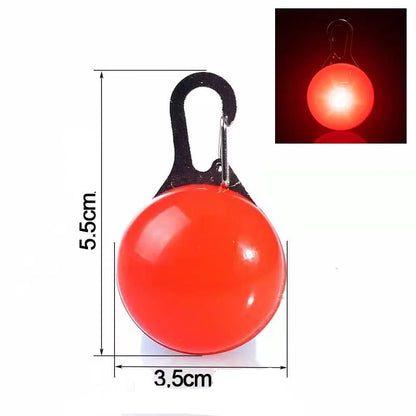 Pendentif lumineux rouge avec dimensions indiquées en centimètres et en pouces et vignette avec pendentif allumé en haut à droite de l'image.