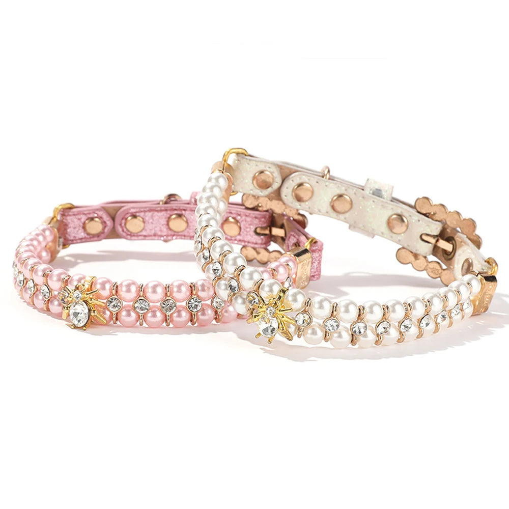 Deux colliers de luxe pour chien en perles artificielles avec pendentif en cristal, en rose et blanc.