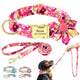 Collier chien floral rose avec laisse assortie et visuel porté sur un chien noir avec autres variantes disponibles en bas de l'image.