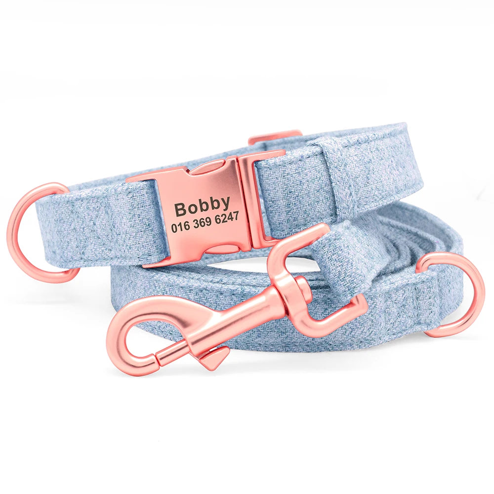 Ensemble collier et laisse bleu pour chien avec boucle métal gravée rose sur fond blanc.