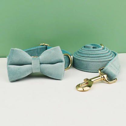 Ensemble collier et laisse pour chien en velours bleu clair avec nœud papillon assorti.
