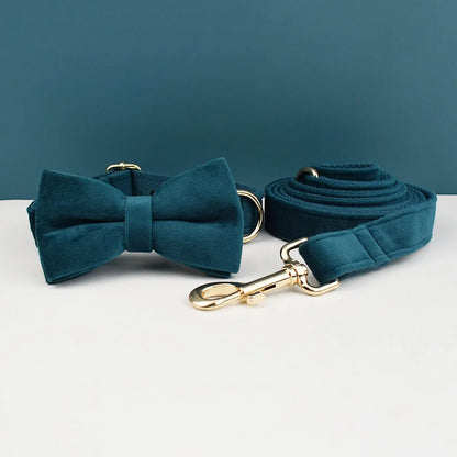 Ensemble collier et laisse pour chien en velours bleu foncé avec nœud papillon assorti.
