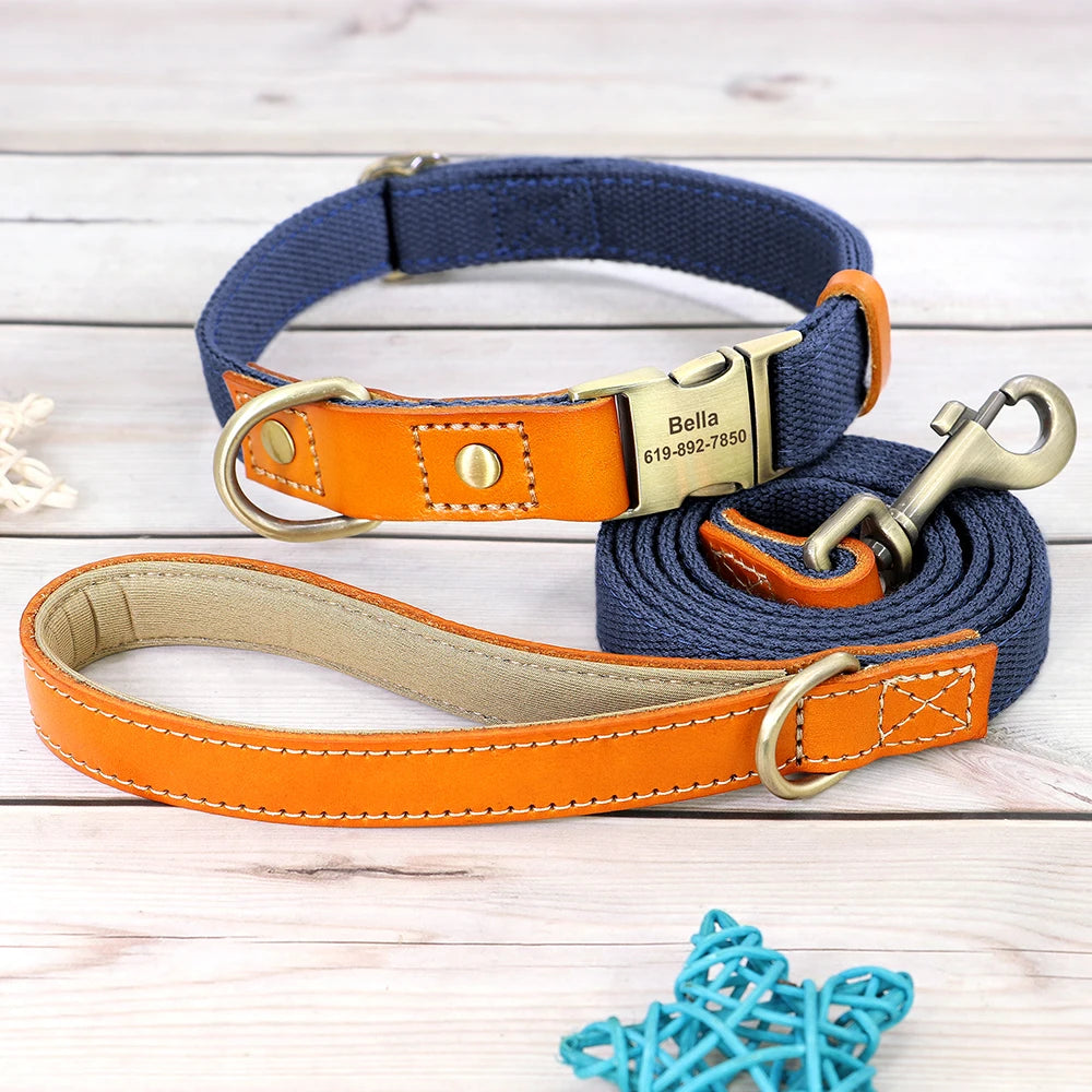 Ensemble collier et laisse bleu foncé pour chien avec boucle métal gravée présenté sur un fond en bois gris.