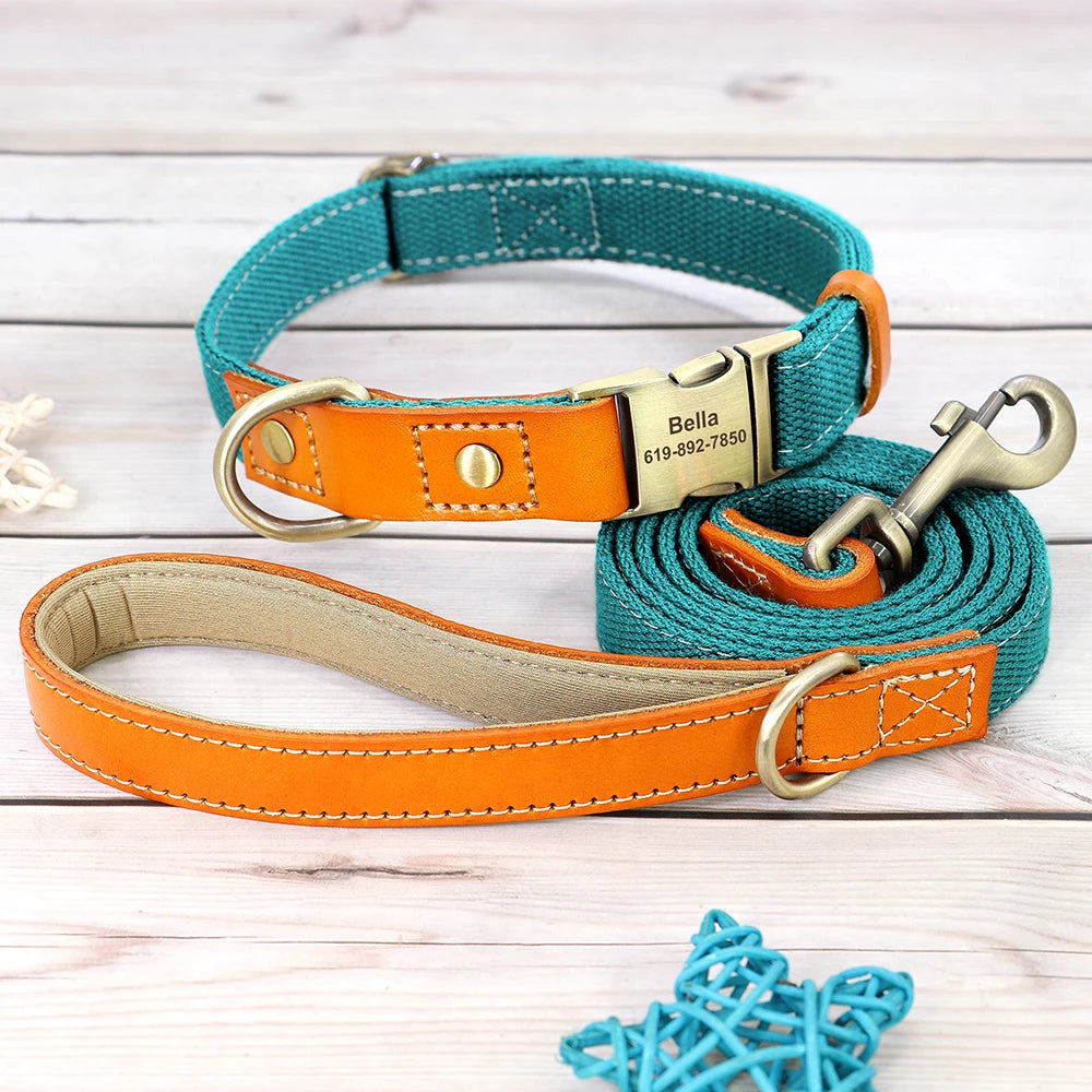 Ensemble collier et laisse bleu pour chien avec boucle métal gravée présenté sur un fond en bois gris.