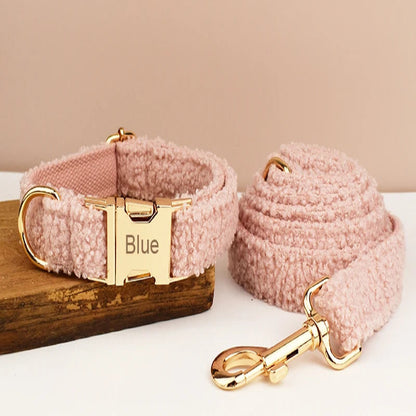 Collier chien bouclette rose avec laisse assortie et boucle gravée Blue présenté sur un support en bois.