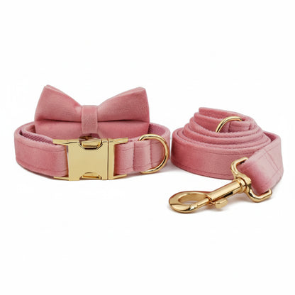 Ensemble collier et laisse pour chien en velours rose avec nœud papillon.