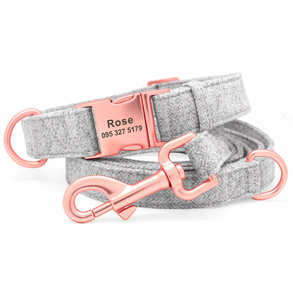 Ensemble collier et laisse gris pour chien avec boucle métal gravée rose sur fond blanc.