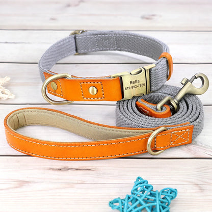 Ensemble collier et laisse gris pour chien avec boucle métal gravée présenté sur un fond en bois gris.