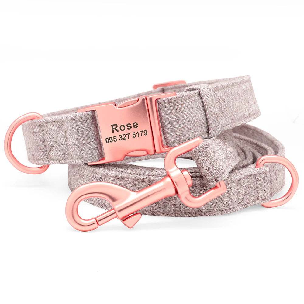 Ensemble collier et laisse marron pour chien avec boucle métal gravée rose sur fond blanc.
