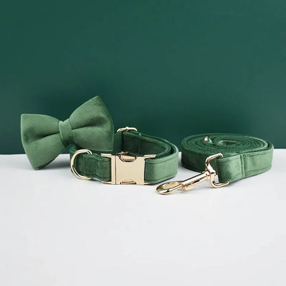 Ensemble collier et laisse pour chien en velours vert foncé 2 avec nœud papillon assorti.