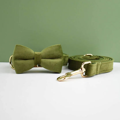 Ensemble collier et laisse pour chien en velours vert kaki avec nœud papillon assorti.