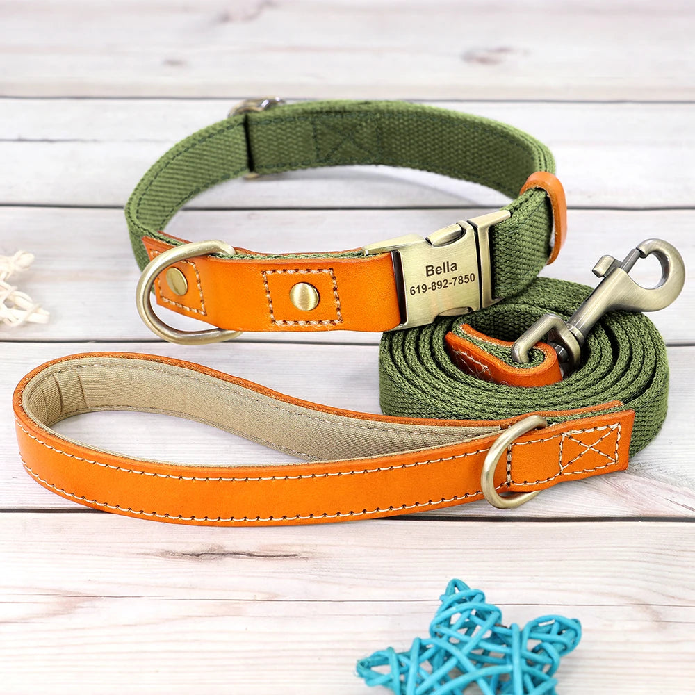 Ensemble collier et laisse vert pour chien avec boucle métal gravée présenté sur un fond en bois gris.