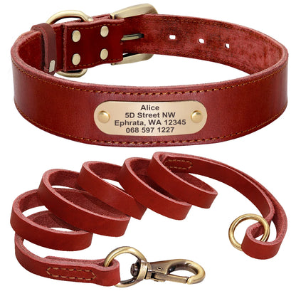 Ensemble collier et laisse pour chien en cuir doux rouge avec plaque gravée sur fond blanc.