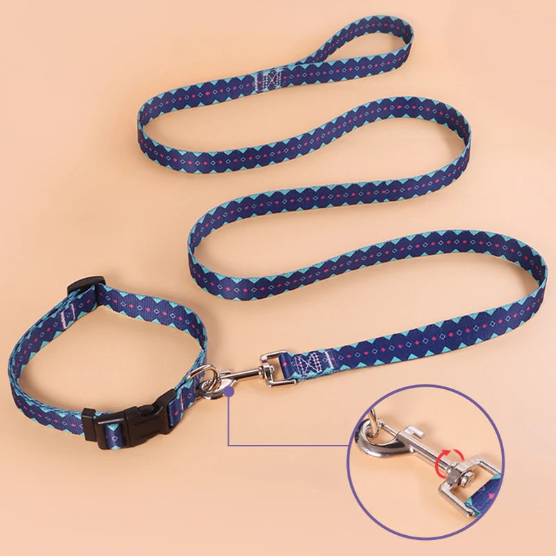 Ensemble collier et laisse assortis bleu marine avec zoom sur le mousqueton métal pivotant sur fond beige.