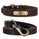 Ensemble collier et laisse pour chien en cuir marron avec plaque gravée personnalisable présenté sur un fond blanc.