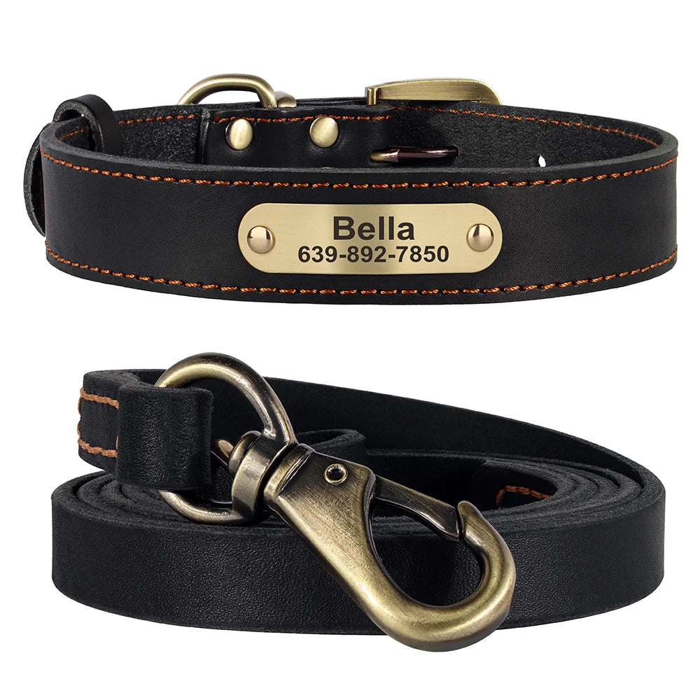 Ensemble collier et laisse pour chien en cuir noir avec plaque gravée personnalisable présenté sur un fond blanc.